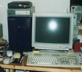 Mein Arbeitsplatz mit Iris Indigo (links) und gemeinschaftlich 
genutztem EIZO-Monitor - der PC-Tower befindet sich unten links außerhalb des Bildes
